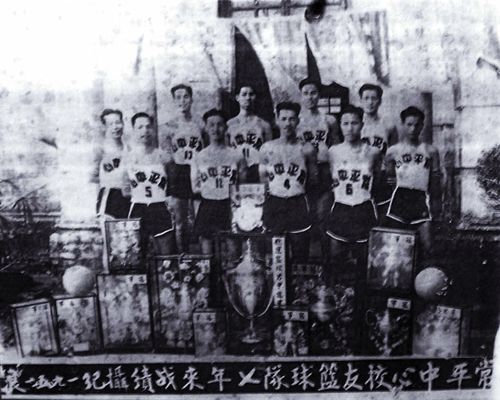 　（1944年，常平桥梓篮球队获得东莞县冠军）.jpg